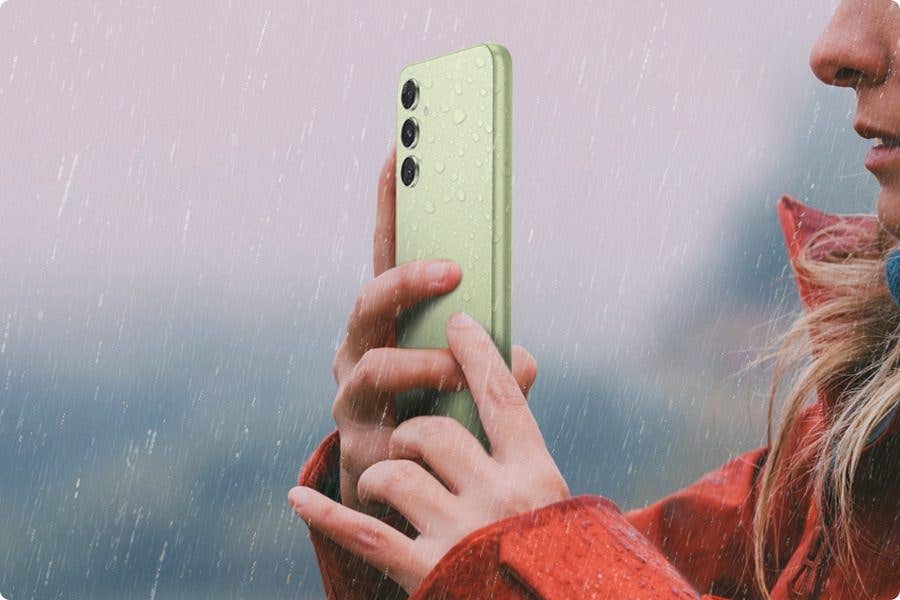 A person holding the Galaxy A54 in the rain