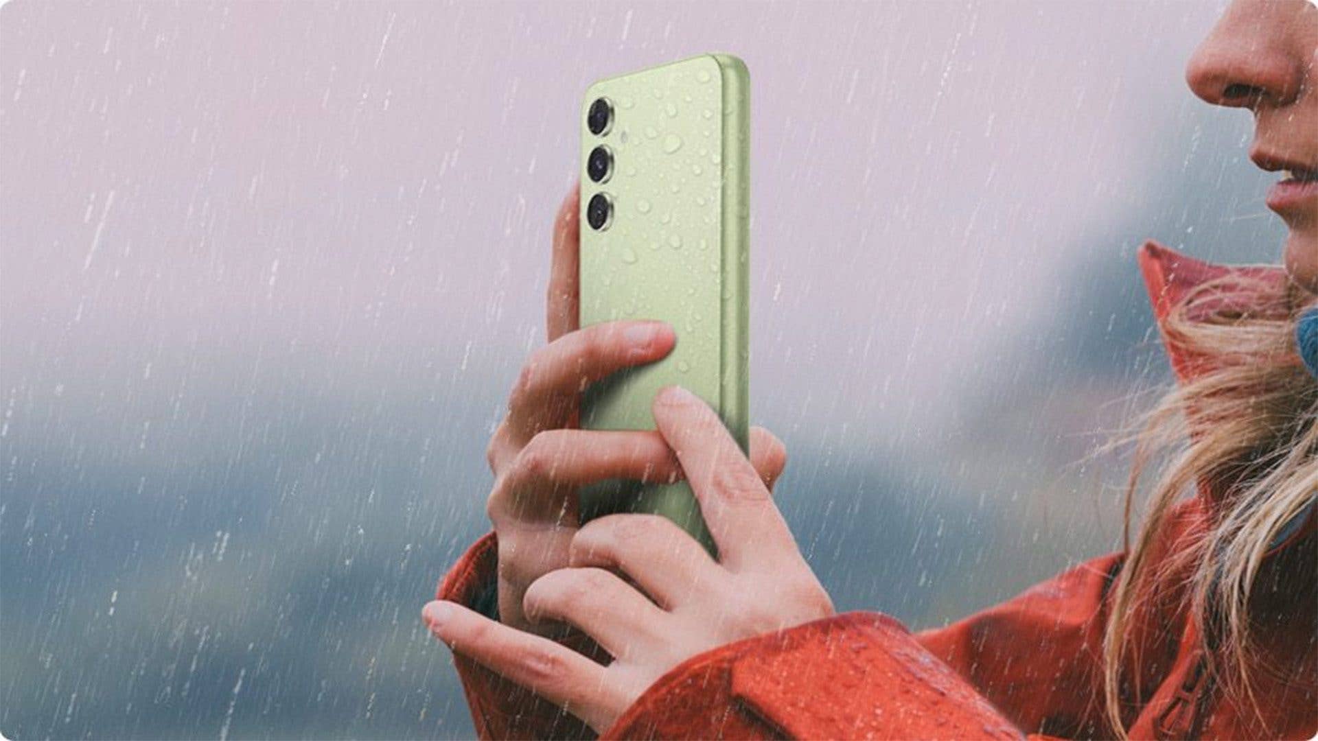 An eye-catcher even in the rain: The IP67-certified Galaxy A54 in its Awesome Green color. Galaxy A54 in the rain