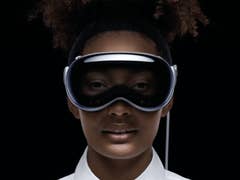 Apple Vision Pro demonstrating its external display that reproduces the user's expression