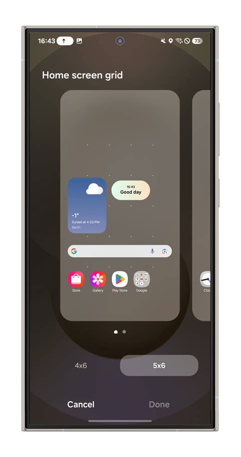 Samsung One UI 7 home screen grid settings with time and weather widget.