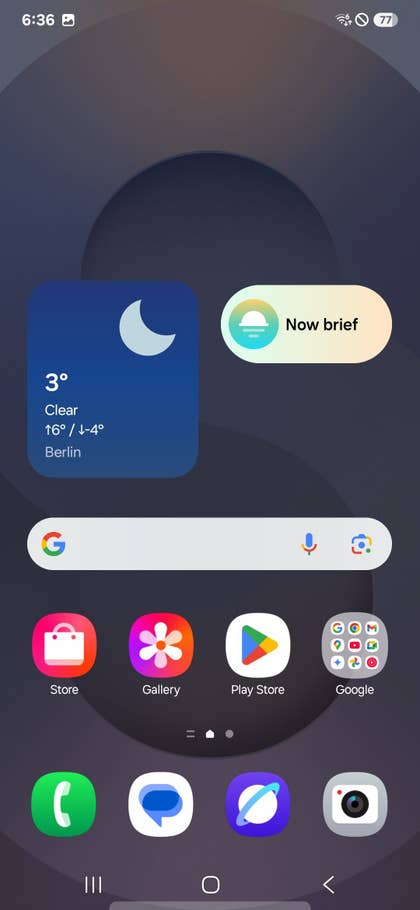 Samsung Galaxy S25 Ultra home screen displaying weather and app icons.