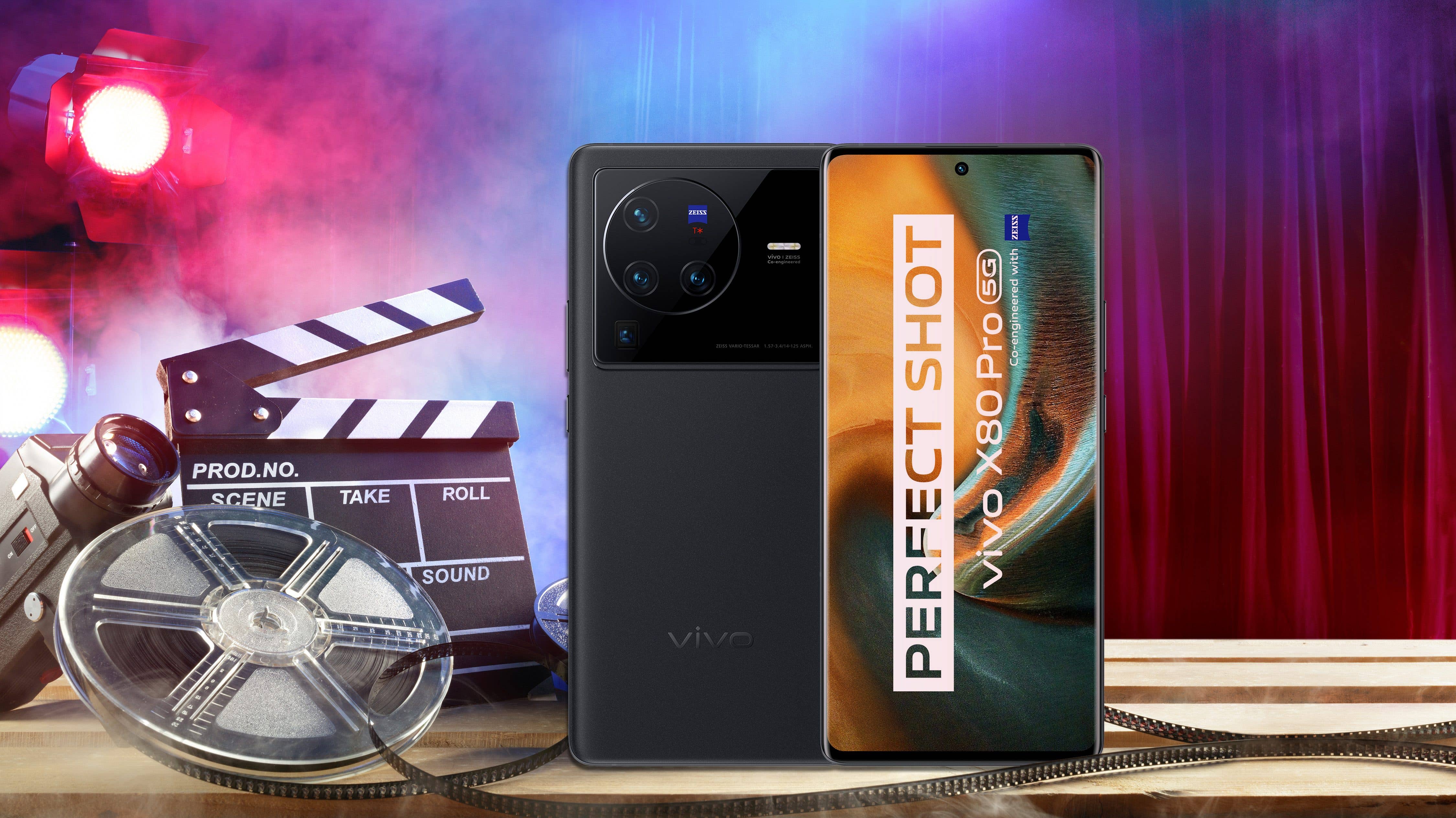 Das Vivo X80 Pro vor einem Kino-Hintergrund (Bildmontage)