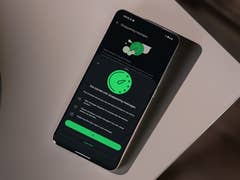 A smartphone displaying WhatsApp's disappearing messages setup screen.