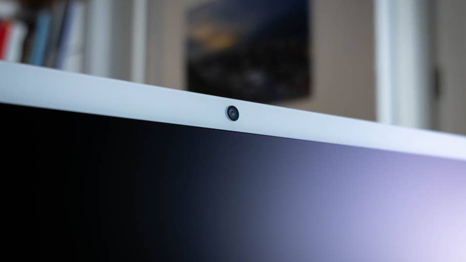 Close-up of the display of an Apple iMac M4 2024 with the webcam visible at the top.