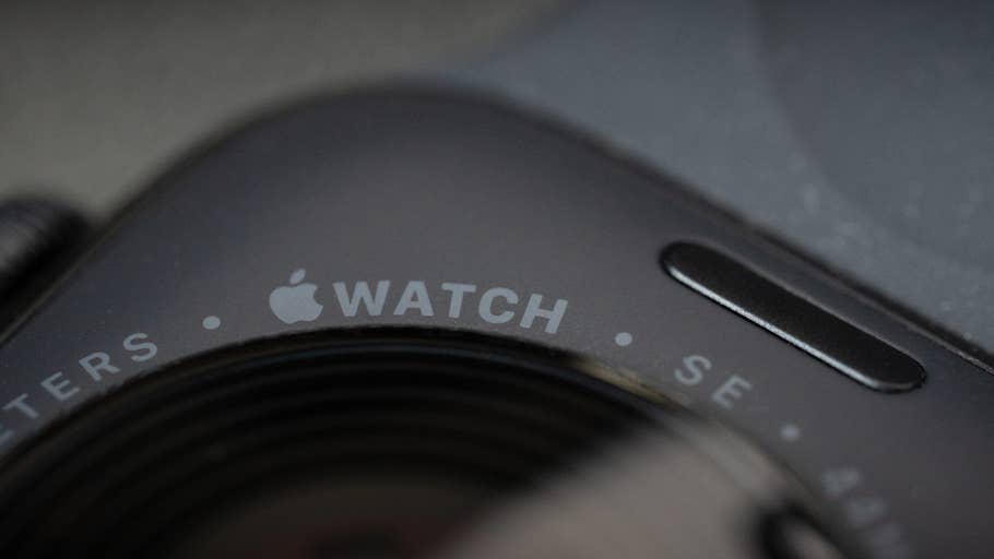 Close-up of an Apple Watch SE 3 with the text 'APPLE WATCH SE'.
