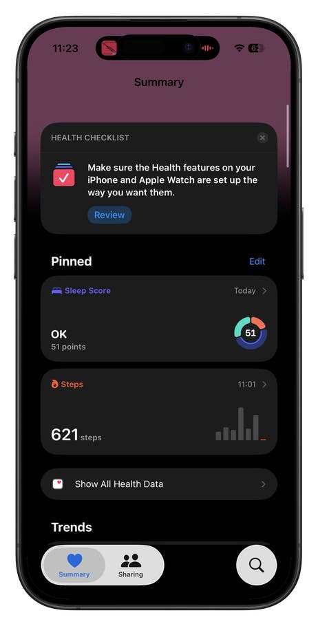 iPhone screen showing health summary and checklist for Apple Watch.