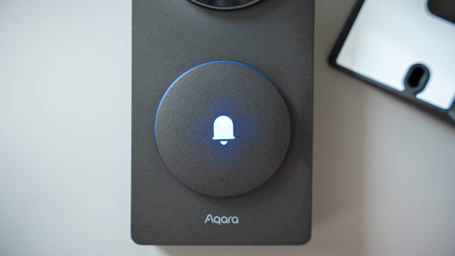 Aqara doorbell camera hub with a blue illuminated bell icon.