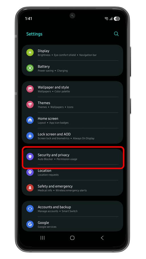 Android settings menu showing options for display, battery, security, and privacy.