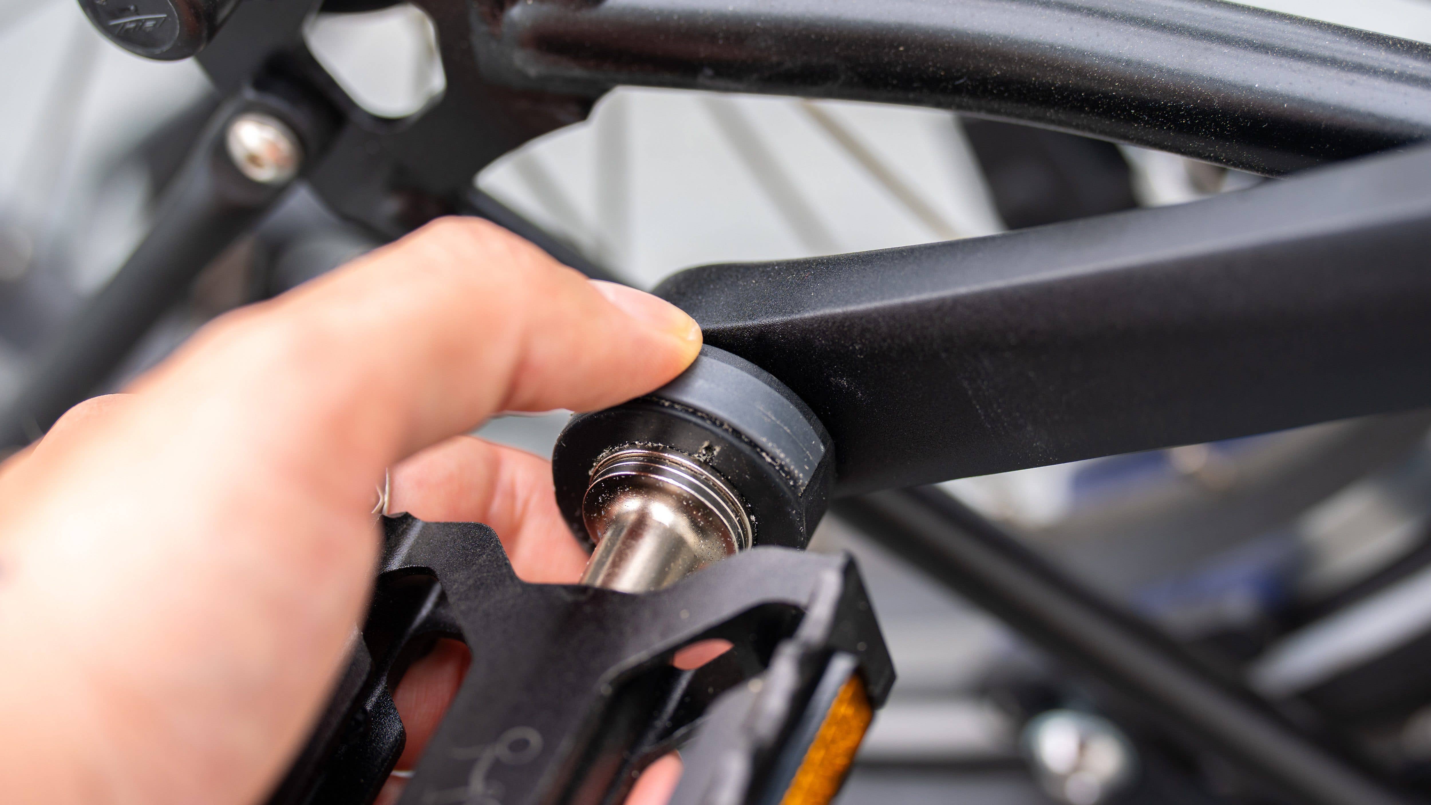 The left pedal can be removed for easier transportation.