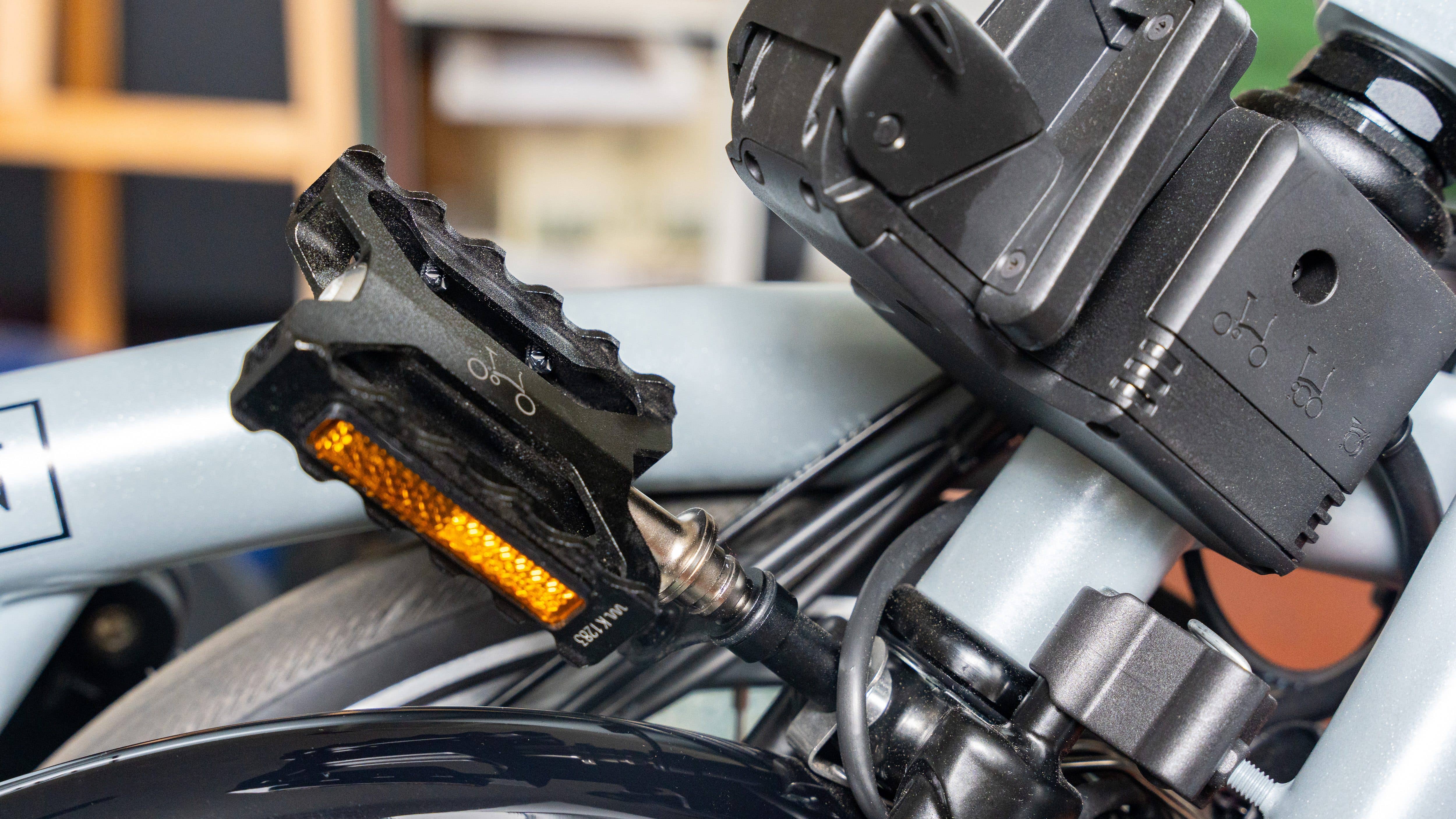 A pedal holder ensures it does not get lost.