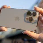 Contrary to Apple Intelligence, however, we can already look forward to the improved camera on the iPhone 16 Pro. A person holding an iPhone 16 Pro with its cameras shown.