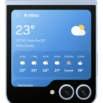 Samsung also offers a quick overview of the Weather app on the outer screen. Galaxy Z Flip 6 displaying weather information with a temperature of 23 degrees in Mitte.