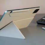 Also clever: The case can be used as a stand – even vertically! A Xiaomi Pad 7 on a stand, with a stylus nearby and a calculator in the background.