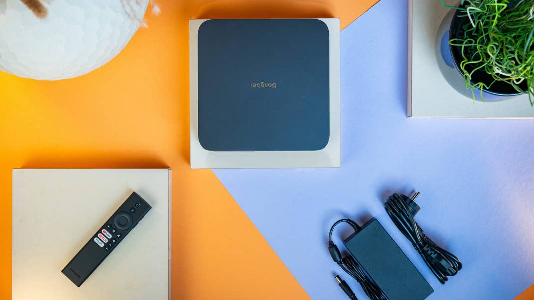 "Look at the size of that thing!", says the Dangbei Atom to its power supply unit.