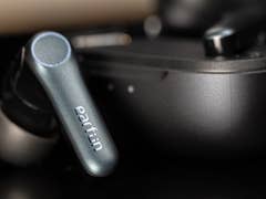 Touch-sensitive surfaces on the Air Pro 4 help you control it.