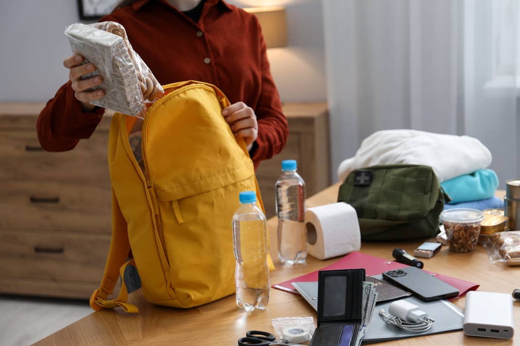 Ein Notfallrucksack mit Produkten und Lebensmitteln, die man in Ausnahmesituationen im Haus haben sollte