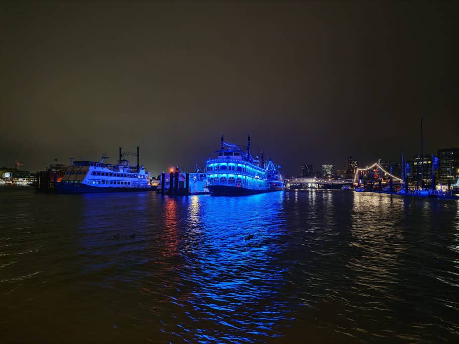 Honor 400 Pro sample night photo taken by the main camera.