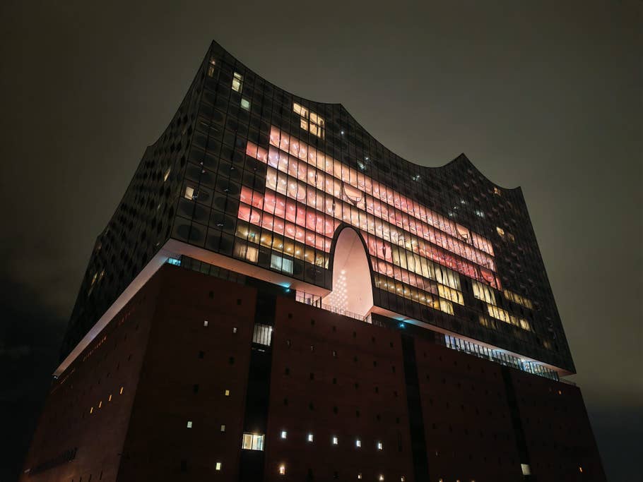 Honor 400 Pro sample night photo taken by the main camera.