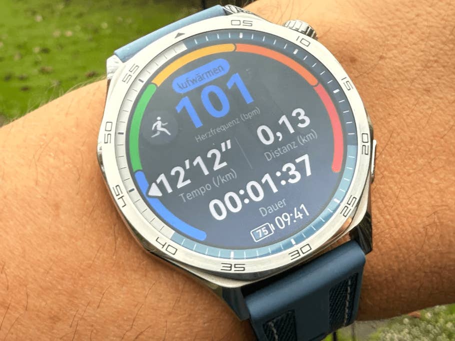 A Huawei Watch GT 5 displays training metrics such as heart rate, distance and time.