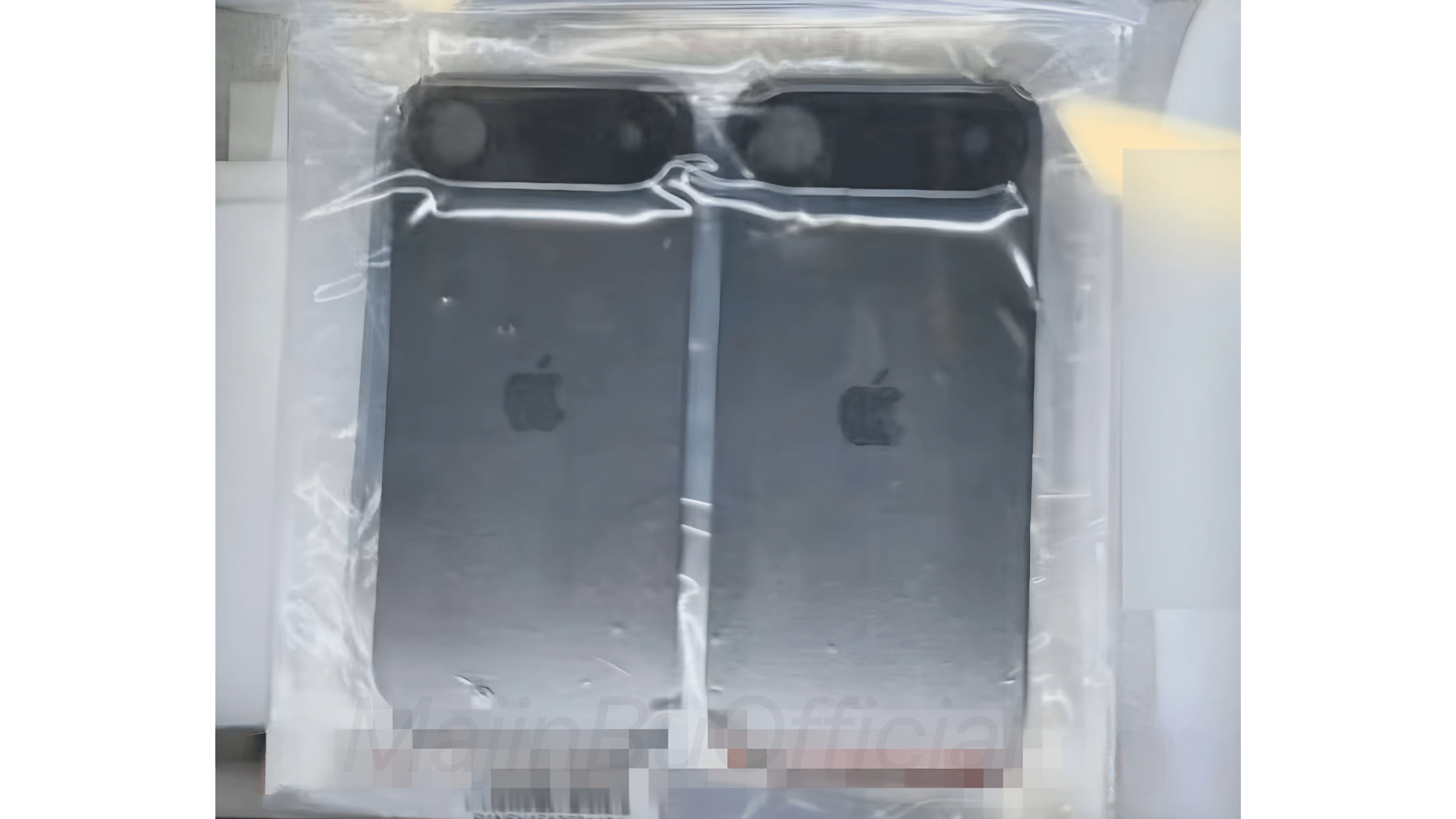 Two Apple iPhone 17 Air devices packaged in clear plastic.