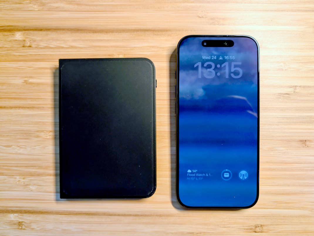 Ein 3D-Druck des angeblichen iPhone Fold im geschlossenen Zustand. Rechts daneben ein iPhone 17 Pro.