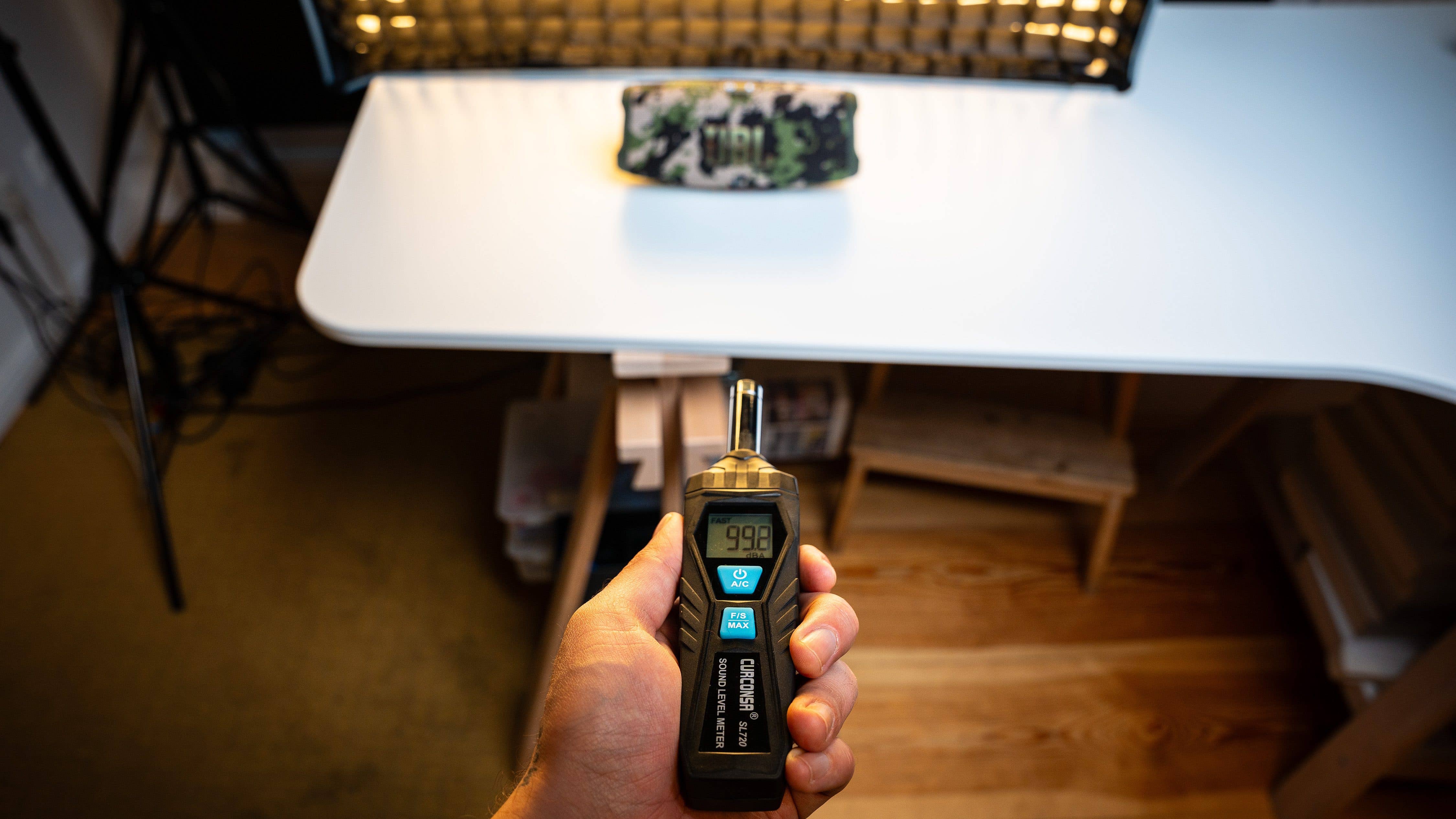 Measuring the JBL Charge 5 sound level in nextpit's studio