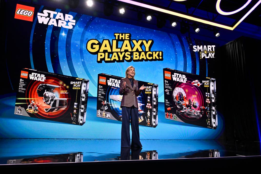 मुख्य उत्पाद एवं विपणन अधिकारी जूलिया गोल्डिन ने सीईएस में नए लेगो सेट का अनावरण किया।