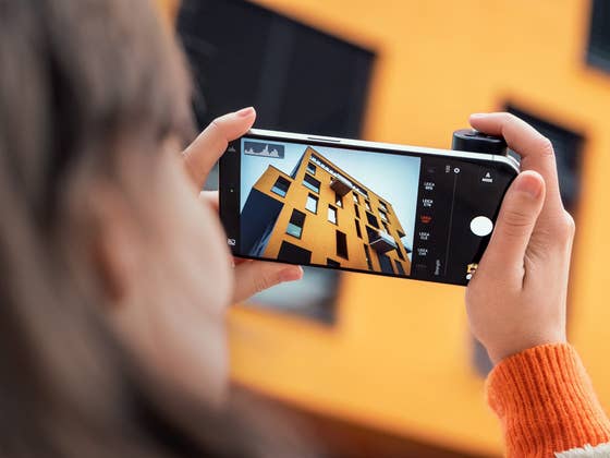 Leica Feeling for Your Smartphone: LUX Grip Revealed