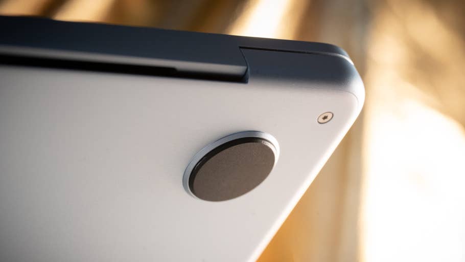 Close-up of an Apple MacBook Air M4 corner with a black round, plastic feet.