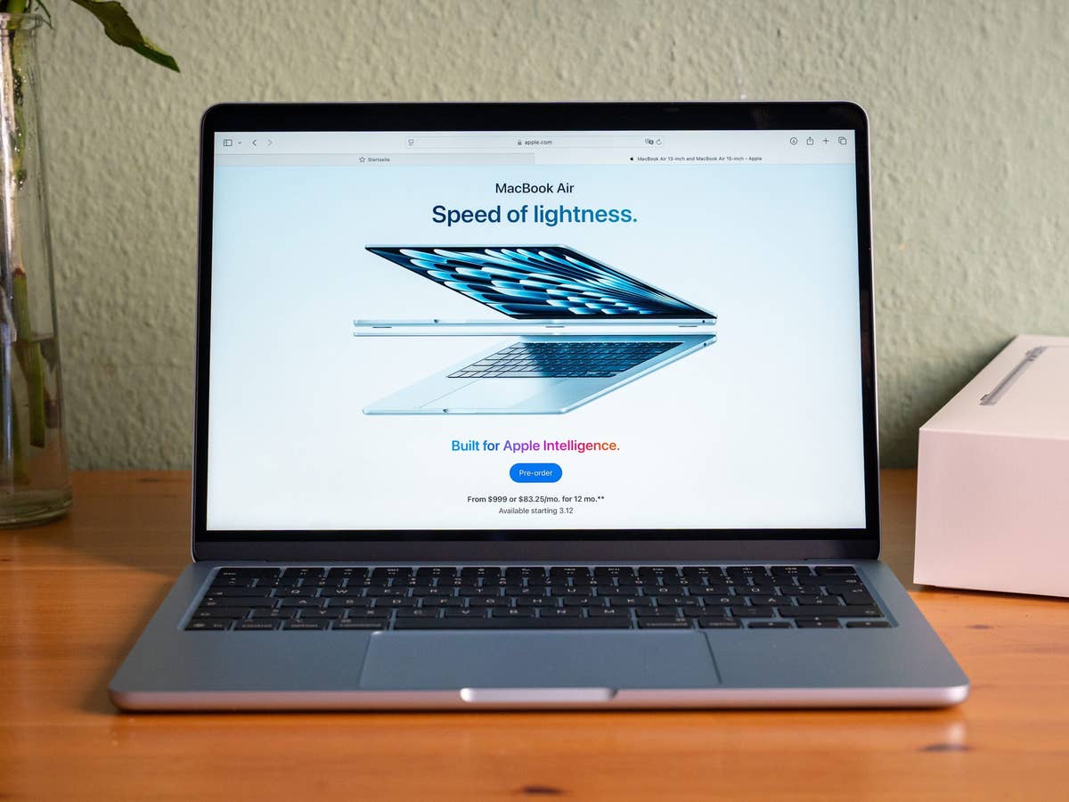 Apple MacBook Air with the u0027Speed ​​of lightnessu0027 motto, sporting a sleek design on a wooden table.