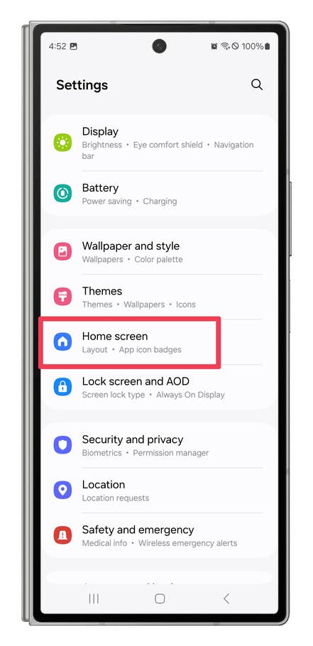 One UI screenshots showing how to customize how many icons are displayed per row and column.