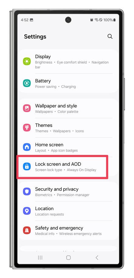 One UI screenshots showing how to display and select widgets for the lock screen.