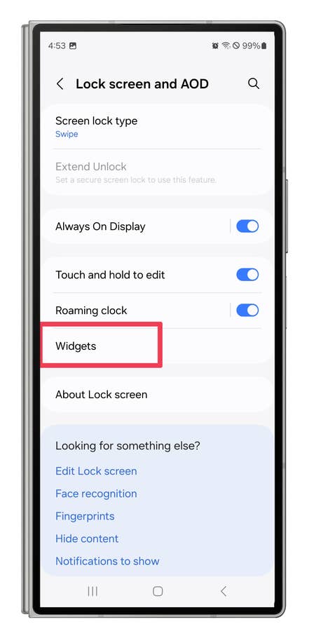 One UI screenshots showing how to display and select widgets for the lock screen.