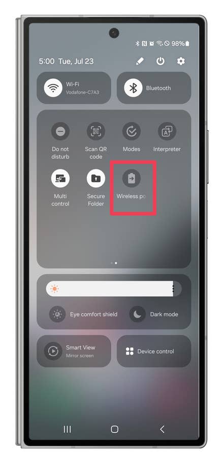 One UI screenshots showing how to charge other devices wirelessly.