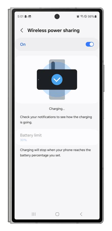 One UI screenshots showing how to charge other devices wirelessly.