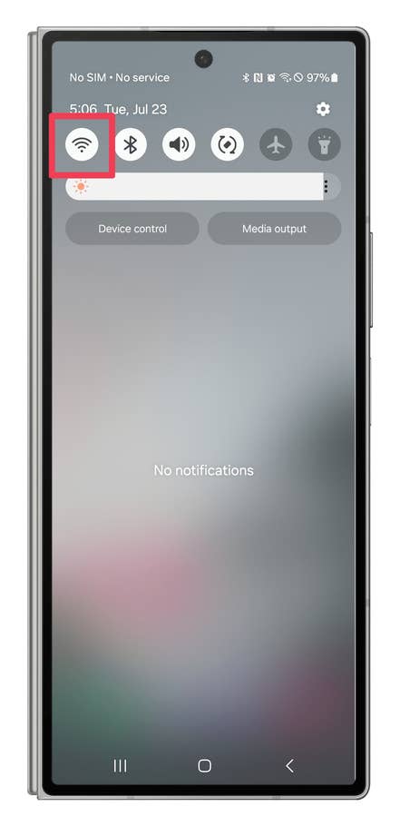 One UI screenshots showing how to share your Wi-Fi credentials with a QR code.