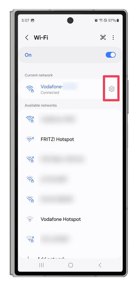 One UI screenshots showing how to share your Wi-Fi credentials with a QR code.