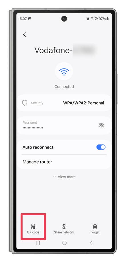 One UI screenshots showing how to share your Wi-Fi credentials with a QR code.