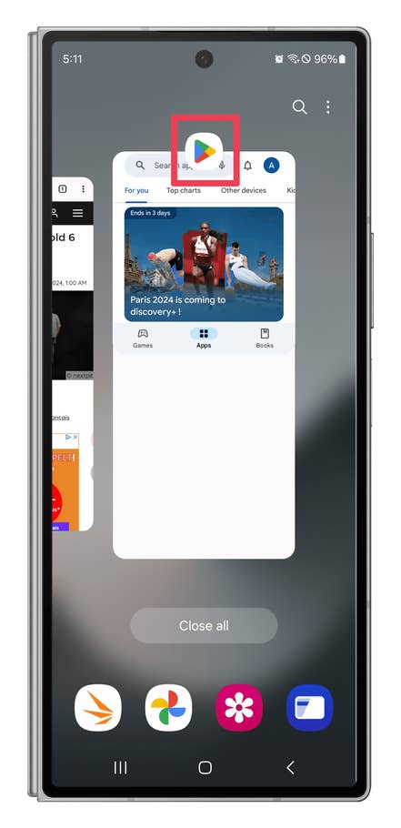 One UI screenshots showing how to display two apps in split-screen mode.