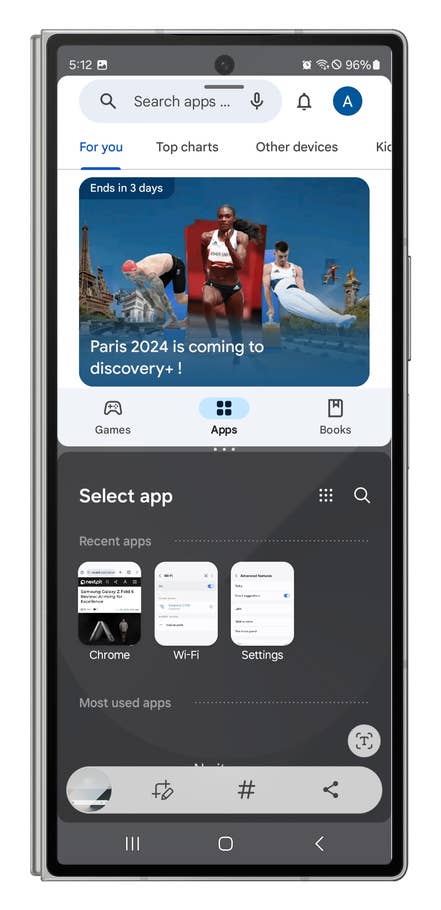 One UI screenshots showing how to display two apps in split-screen mode.