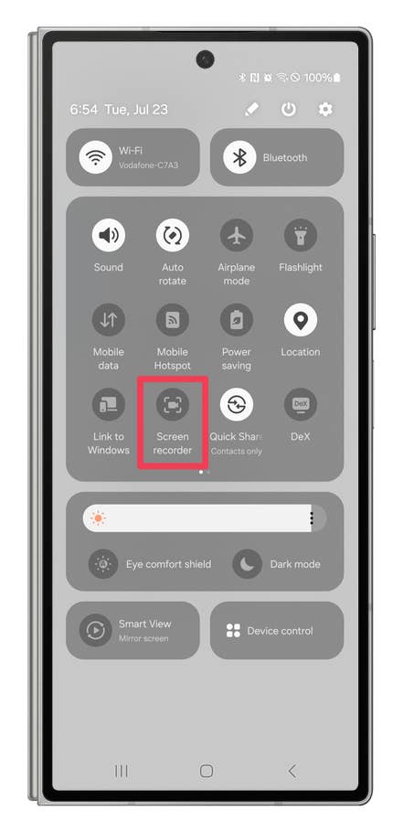 One UI screenshots showing how to record the screen using the built-in tool.