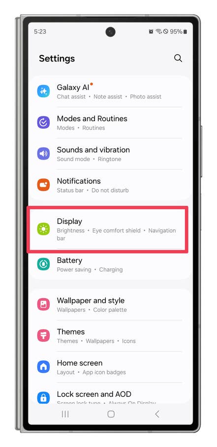 One UI screenshots showing how to switch between the navigation bar and gesture navigation.