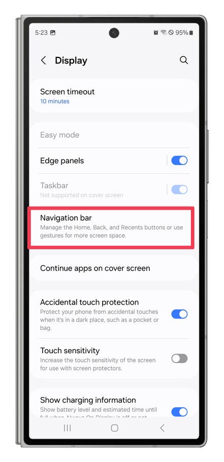One UI screenshots showing how to switch between the navigation bar and gesture navigation.