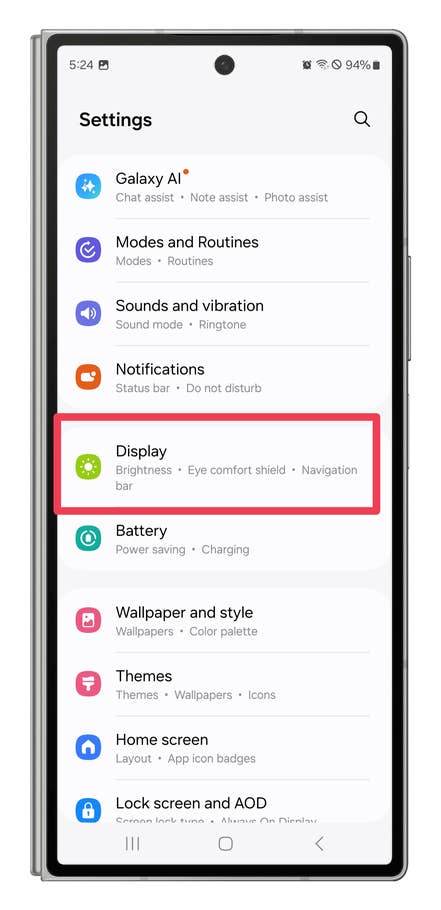 One UI screenshots showing how to customize the dark mode.
