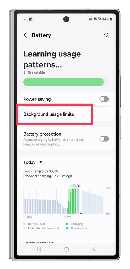 One UI screenshots showing how to change background app settings.