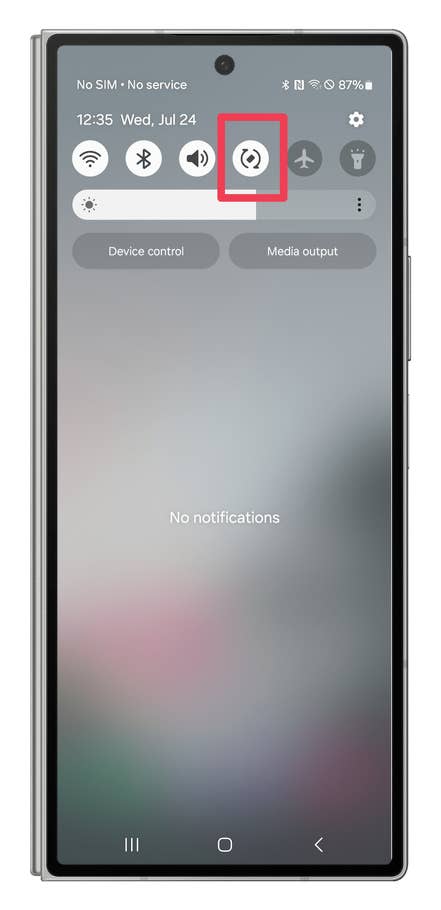 One UI screenshots showing how to toggle Auto rotation.