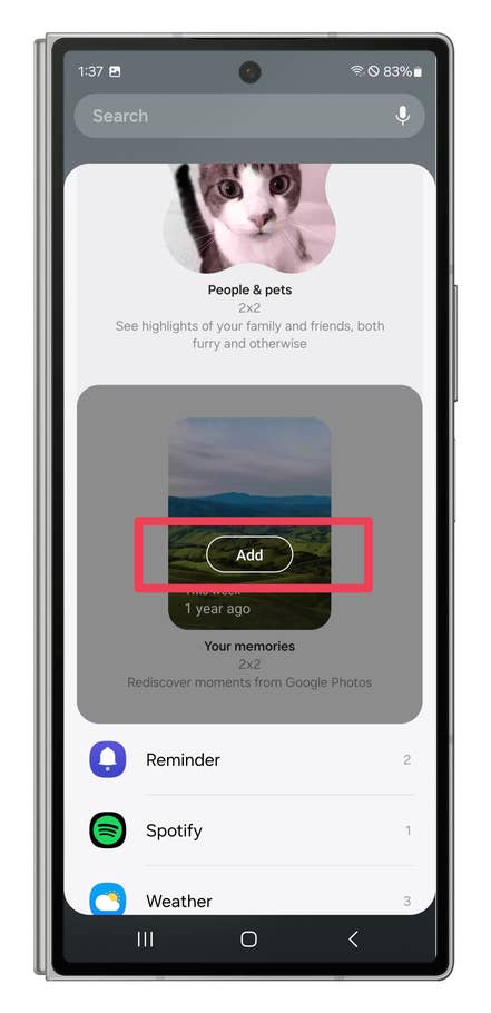 One UI screenshots showing how to stack widgets on the home screen.
