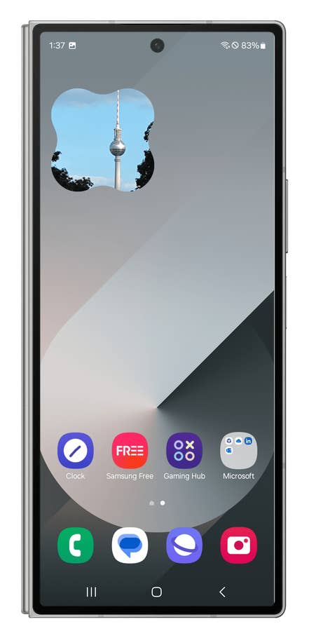 One UI screenshots showing how to stack widgets on the home screen.