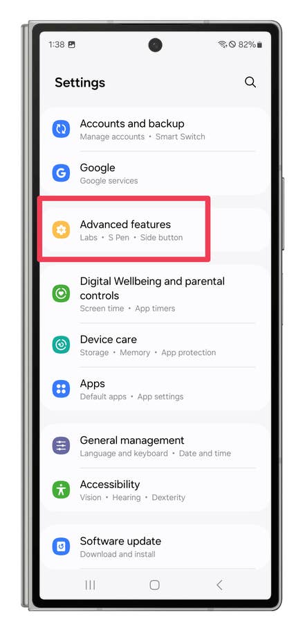 One UI screenshots showing how to activate a shortcut for split-screen view.
