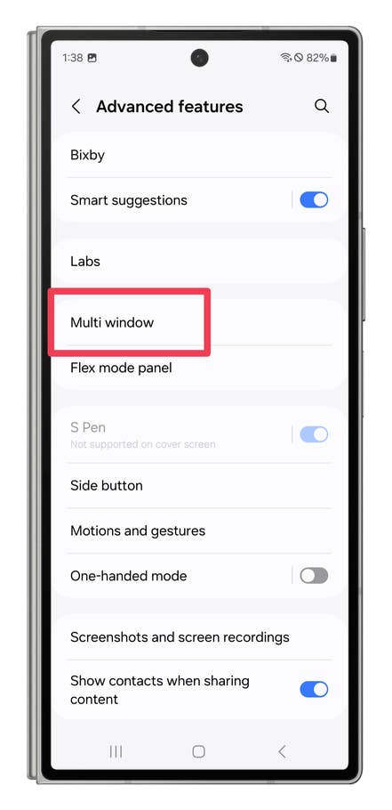 One UI screenshots showing how to activate a shortcut for split-screen view.